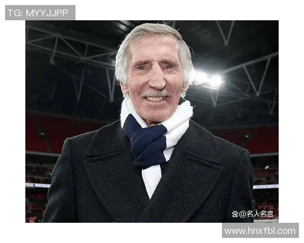 足球场外的风采 西服帅哥球星展现优雅与魅力